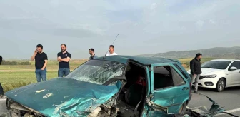 Afyonkarahisar'da Kafa Kafaya Çarpışan Otomobillerde Yaralılar