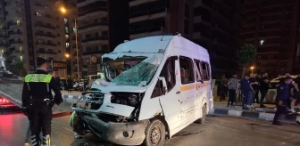 Manisa'da minibüsle çarpışan otomobilin öğretmen sürücüsü hayatını kaybetti