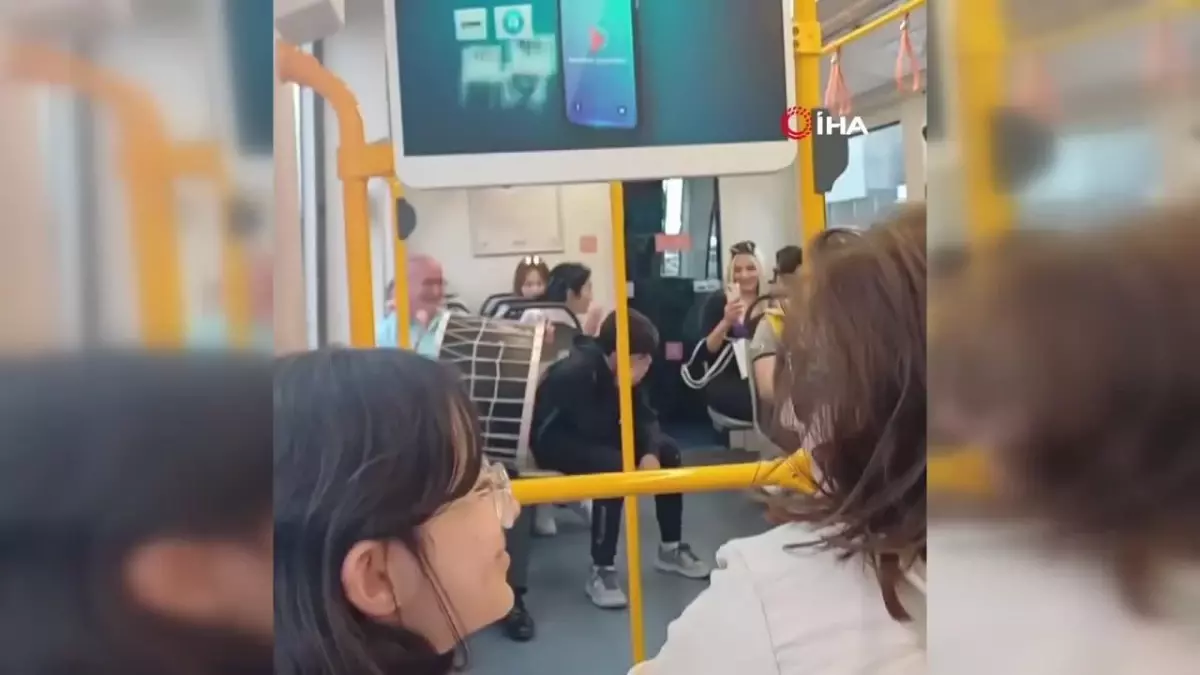 Metro vagonunda mini konser resitali