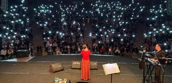 Nazan Öncel Adana Konserinde Ayakta Alkışlandı