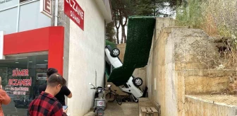Bucak'ta Otomobil İki Duvar Arasına Sıkıştı