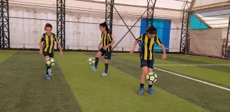 Siirt'te yetenek taramasıyla futbola yönlendirilen 3 kız milli takıma seçilmek için mücadele ediyor