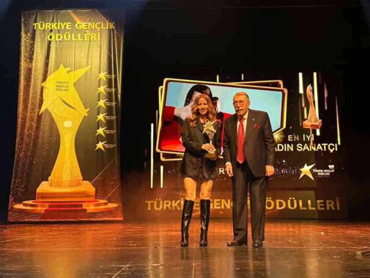 Türkiye Gençlik Ödül Törenin'de Haberler.com'a özel ödül