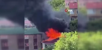 Ümraniye'de apartmanın çatısı alev alev yandı