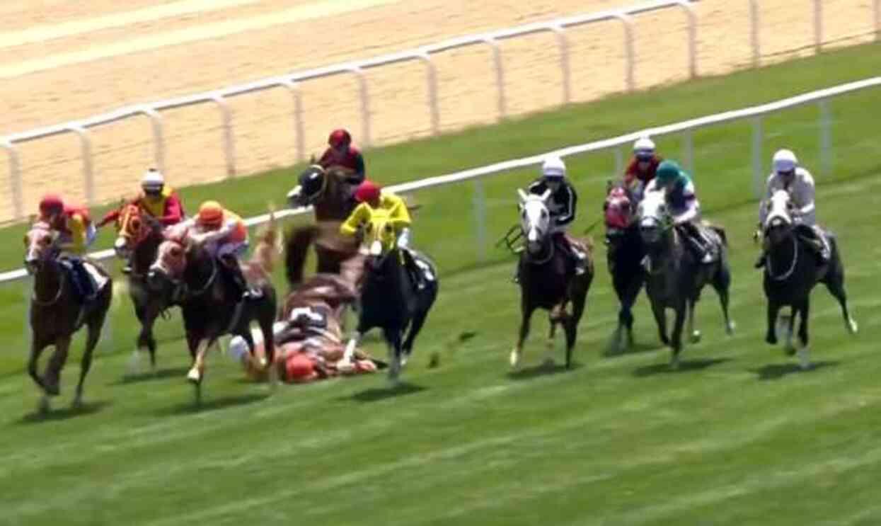 Yarışta zincirleme kaza! Atlar çarpıştı, binicinin üzerinden tay geçti Yarışta zincirleme kaza! Atlar çarpıştı, binicinin üzerinden tay geçti