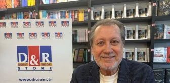 Ahmet Özhan, yeni kitabını imzaladı