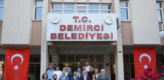 AK Parti Grup Başkanvekili Bahadır Yenişehirlioğlu, Demirci Belediye Başkanı Erkan Kara'yı ziyaret etti