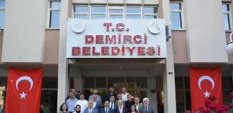 AK Parti Grup Başkanvekili Bahadır Yenişehirlioğlu, Demirci Belediye Başkanı Erkan Kara'yı ziyaret etti