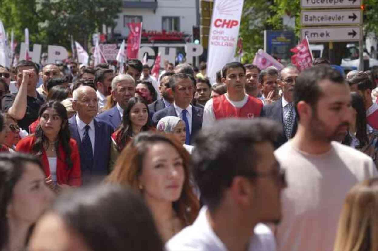 Anıtkabir'e yürüyen Özgür Özel'den Atatürk'e: Partini iktidar yapmış olarak geleceğiz Anıtkabir'e yürüyen Özgür Özel'den Atatürk'e: Partini iktidar yapmış olarak geleceğiz