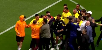 Galatasaray ve Fenerbahçe oyuncuları arasında kavga çıktı