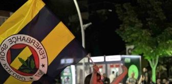 Fenerbahçe Galatasaray'ı yenerek şampiyonluk umutlarını son haftaya taşıdı
