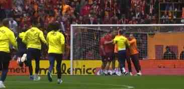 DEV DERBİDE KAVGA! Fenerbahçe - Galatasaray maçı kavgayı kim çıkardı, KİM KAVGA ETTİ? Olay ne, ne oldu? DEV DERBİDE KAVGA! Fenerbahçe - Galatasaray maçı kavgayı kim çıkardı, KİM KAVGA ETTİ? Olay ne, ne oldu?