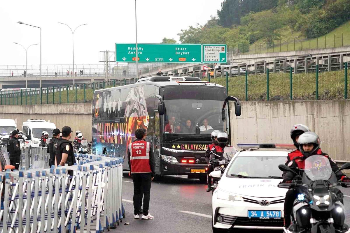 Galatasaray, Fenerbahçe maçı için stadyuma giriş yaptı