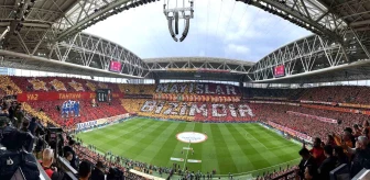 Galatasaray Taraftarı Fenerbahçe Derbisine Özel Koreografi Gerçekleştirdi