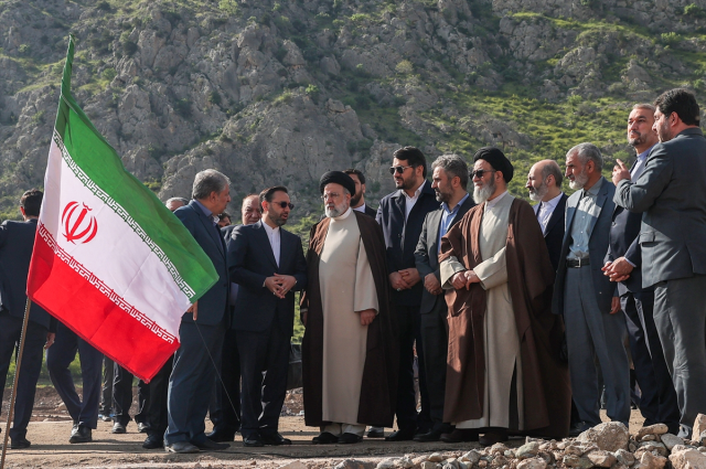 İran Cumhurbaşkanı İbrahim Reisi'nin, helikopter kazasından dakikalar önce Azerbaycan-İran sınırındaki Kız Kalesi barajının açılışından görüntü