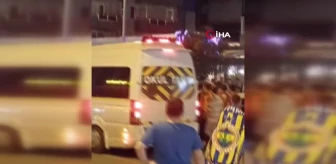 İzmir'de Galatasaray ve Fenerbahçeli taraftarlar arasında kavga çıktı