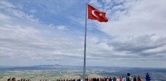 Kırşehirli Dağcılar ve Gençler Bayraktepe'ye Tırmandı