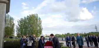 TBMM Başkanı Numan Kurtulmuş Kazakistan'da Atatürk Anıtı'na çelenk bıraktı