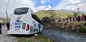 Bitlis'te yolcu otobüsü dereye yuvarlandı: 5 yaralı