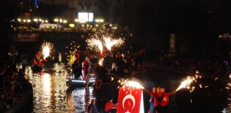 Eskişehir'de 19 Mayıs Gençlik ve Spor Bayramı'nda Porsuk Çayı'nda fener alayı düzenlendi