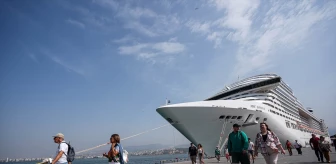 İzmir Limanı'na MSC Divina kruvaziyer gemisi yanaştı