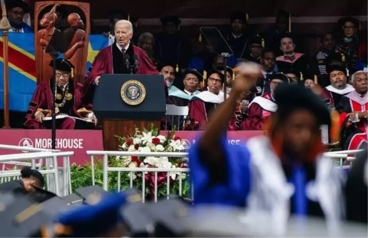 Joe Biden Morehouse College'da mezuniyet konuşması yaptığı sırada öğrenciler kendisine sırtını dönerek protesto etti