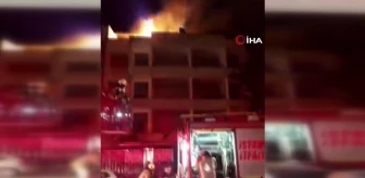 Kadıköy'de metruk bina alev alev yandı