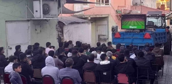 Erzincan'da Vatandaşlar Traktör Römorkunda Derbiyi İzledi