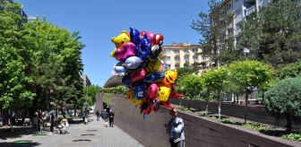 Eskişehir'de Uçan Balonlar Ağaca Takıldı