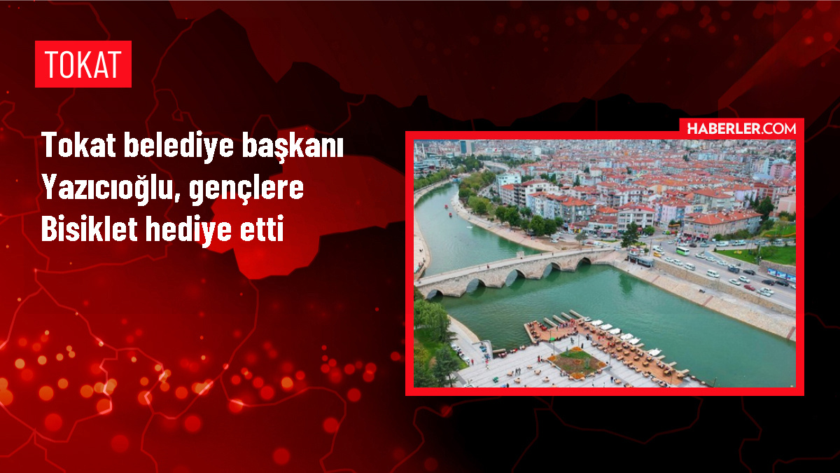 Tokat Belediye Başkanı Mehmet Kemal Yazıcıoğlu, gençlere bisiklet hediye etti