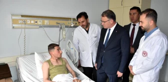 Van Valisi Ozan Balcı, trafik kazası sonucu yaralanan askerleri hastanede ziyaret etti