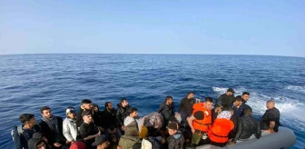 Muğla Fethiye'de Yunanistan tarafından geri itilen 33 düzensiz göçmen kurtarıldı