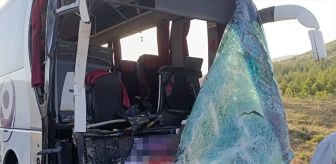 Afyonkarahisar'da otobüs-kamyonet çarpışması: 17 yaralı