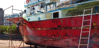 Mersinli Balıkçılar Teknelerini Bakıma Aldı