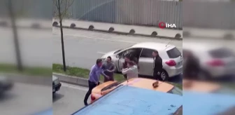 Arnavutköy'de sürücülerin trafikte kavga anları kamerada