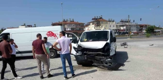 Manavgat'ta Kamyonet ile Otomobil Çarpıştı: 2 Yaralı