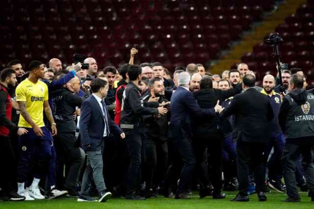 Galatasaray stat müdürüne darp girişimiyle ilgili 2'si futbolcu 5 kişi ifadeye çağrıldı Galatasaray stat müdürüne darp girişimiyle ilgili 2'si futbolcu 5 kişi ifadeye çağrıldı