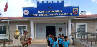 Gaziantep İslahiye İlçesinde İlkokul Öğrencileri Jandarma Karakolunu Ziyaret Etti