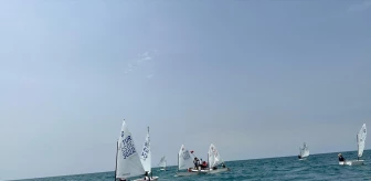 İskenderun'da Gençlik Haftası kapsamında yelken yarışı düzenlendi