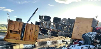 Sivas-Erzincan karayolunda kamyon devrildi: 1 ölü, 2 yaralı