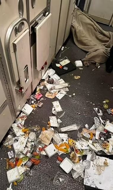 Londra'dan Singapur'a giden bir uçak, aşırı tropikal fırtınalar nedeniyle şiddetli türbülansa girdi: 1 yolcu öldü, 30 yolcu yaralandı