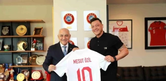 Mesut Özil, TFF Başkanı Mehmet Büyükekşi'yi ziyaret etti