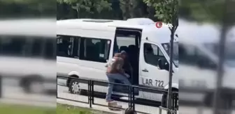 Sultangazi'de servis aracı ile parktaki şev taşlarını çalan hırsızlık anı kamerada