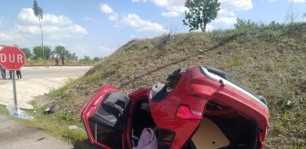 Afyonkarahisar'da Hafif Ticari Araç Otomobile Çarptı: 4 Yaralı