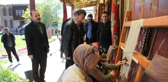 AK Parti Van Milletvekili Kayhan Türkmenoğlu, kilim dokuma ve yöresel ayakkabı üretim atölyesini ziyaret etti