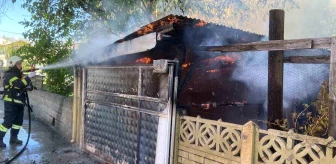 Erzincan'da araç garajında çıkan yangın evlere sirayet etmeden söndürüldü