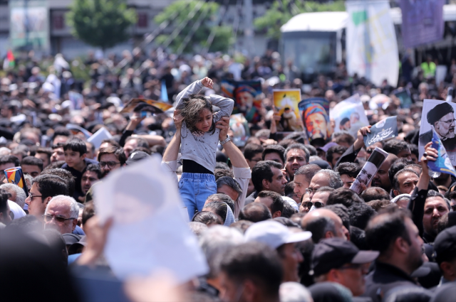 Tahran böyle kalabalık görmedi! Reisi'nin cenazesinde izdiham yaşandı, bayılanlar oldu