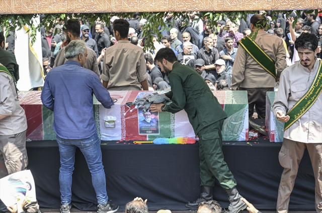 Tahran böyle kalabalık görmedi! Reisi'nin cenaze töreninde izdiham yaşandı, bayılanlar oldu