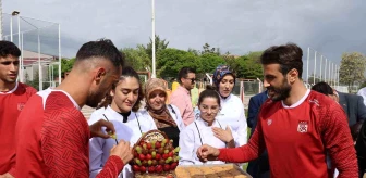 Sivas Aşçılar Derneği Üyeleri Sivasspor'a Yöresel Tatlı İkram Etti
