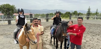 Elazığ'da Ahıska Türkü çocuklar ata binerek eğlendi